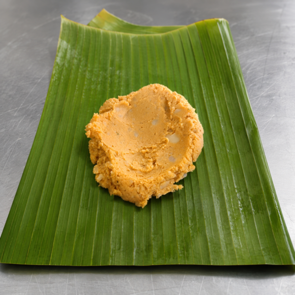 Masa para pache colocada sobre hoja de plátano